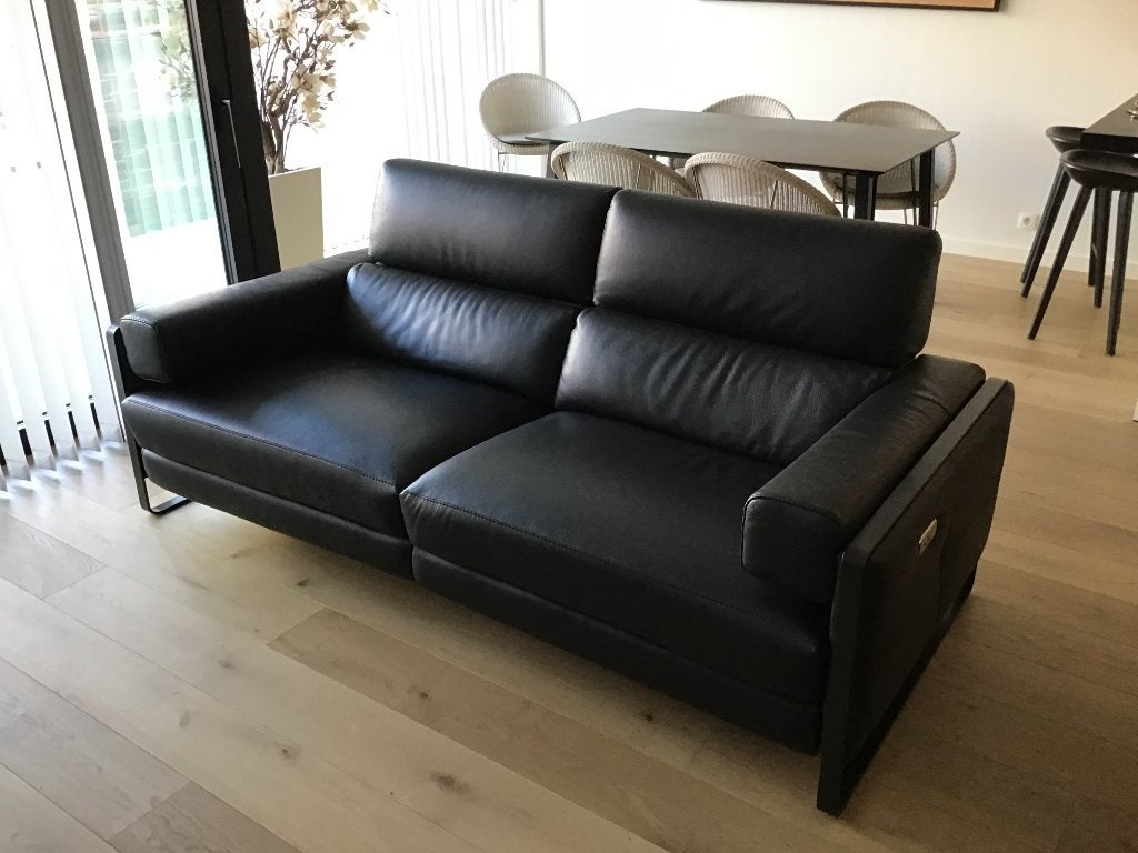 Zwarte sofa met relaxfunctie, Huis en Inrichting, Zetels | Zetels, Ophalen, Driepersoons, Leer, Zo goed als nieuw