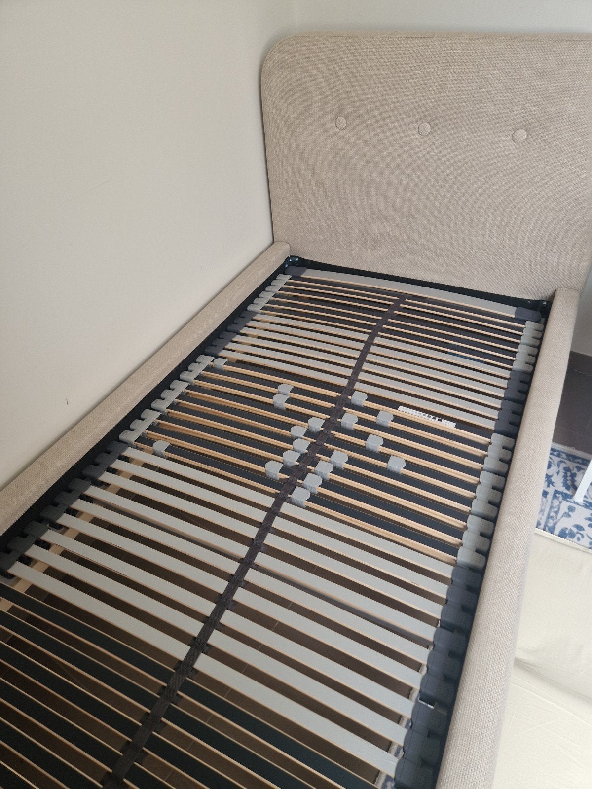Bed met lattebode, Ophalen