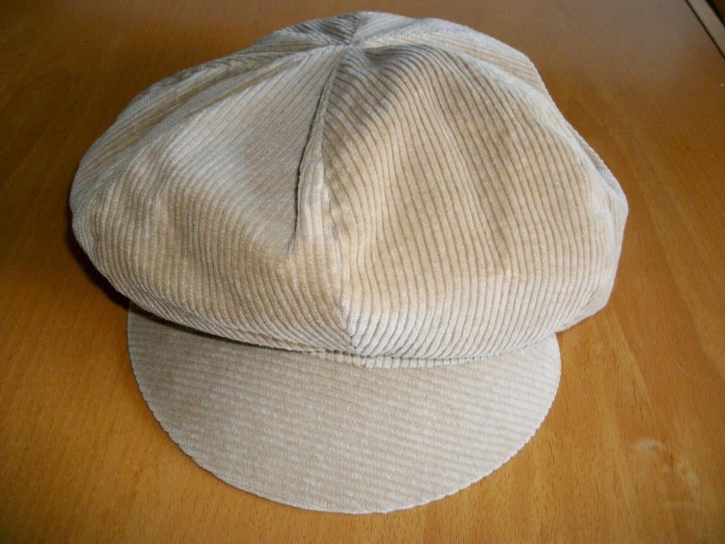 Te koop: Leuke beige fluwelen dames corduroy pet ., Kleding | Dames, Hoeden en Petten, Ophalen, Gedragen, Pet