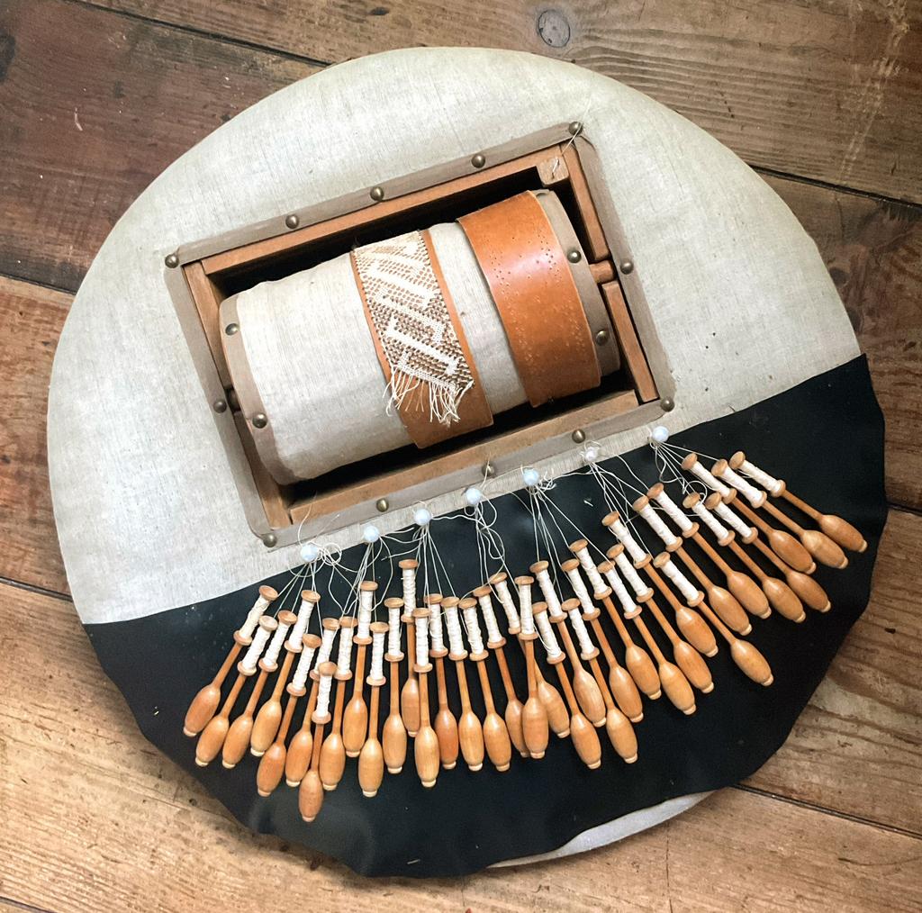 Vintage Heritage Kantklos Kussen met rol, Antiek en Kunst, Ophalen of Verzenden