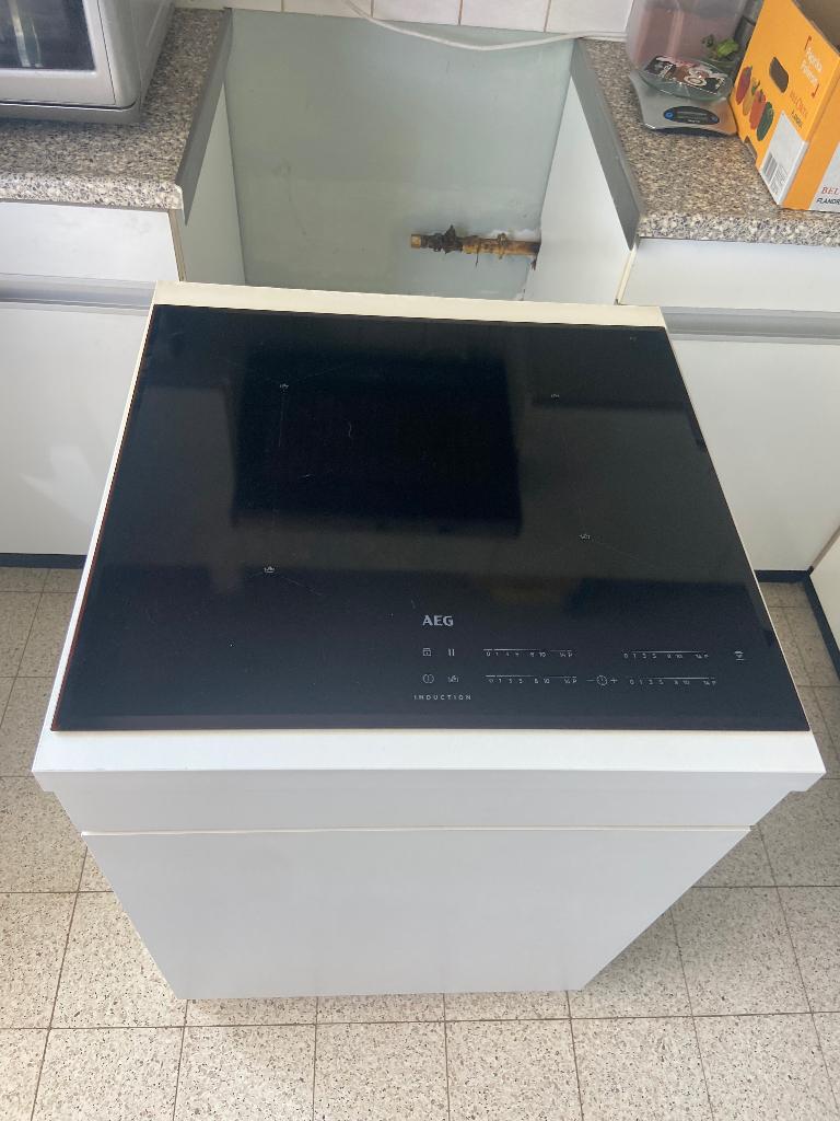 Cuisinière à induction AEG et armoire sur mesure, 4 zones de cuisson, Encastré, Comme neuf, Enlèvement