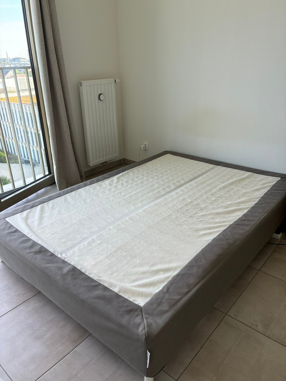 Bed with cover, Enlèvement, Comme neuf