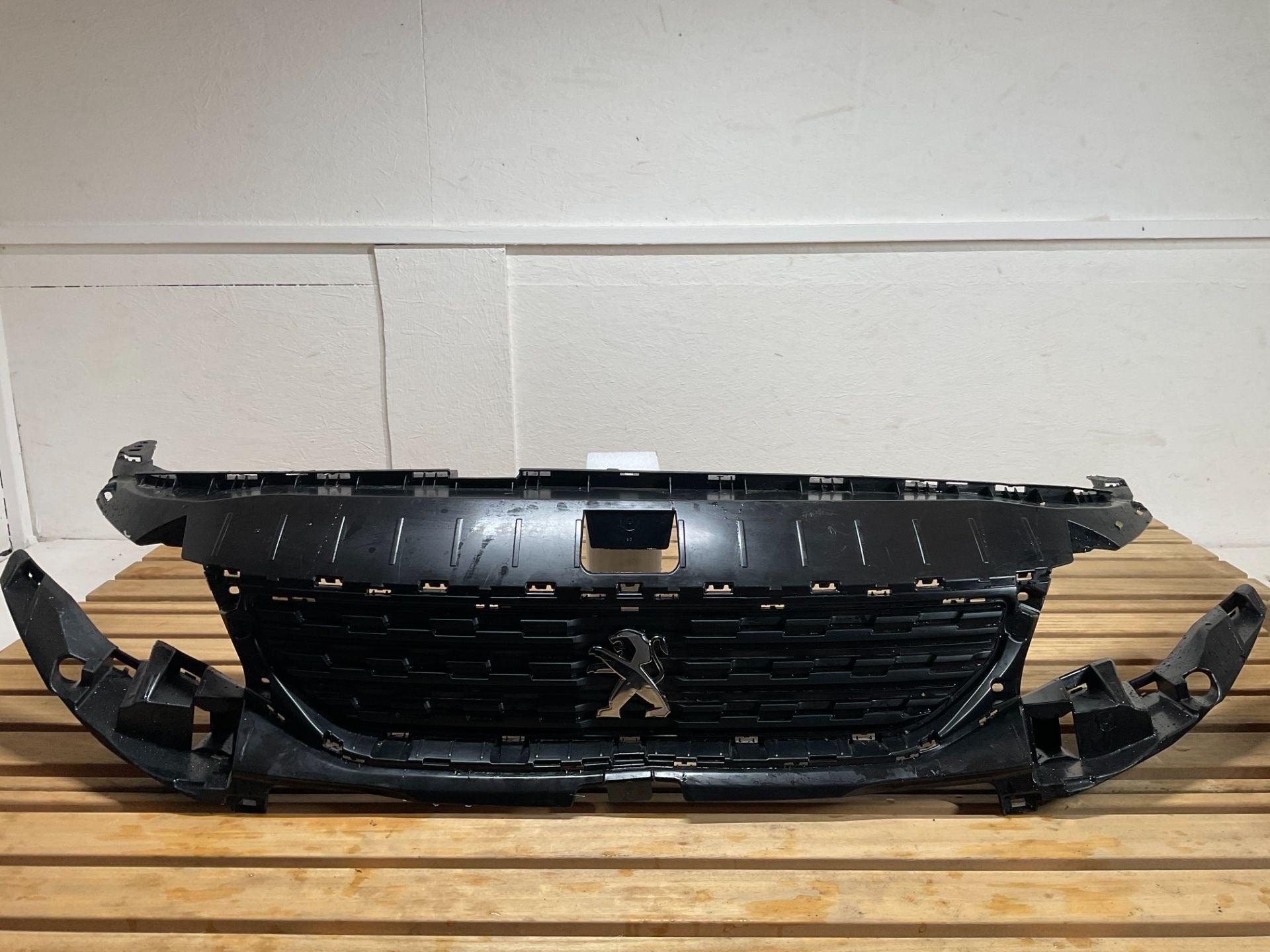 Grille de pare-chocs peugeot partenaire/ Rifter 18-24 981688, Taurusavenue 1
2132 LS  Hoofddorp, NL, Contact.group@renault.com