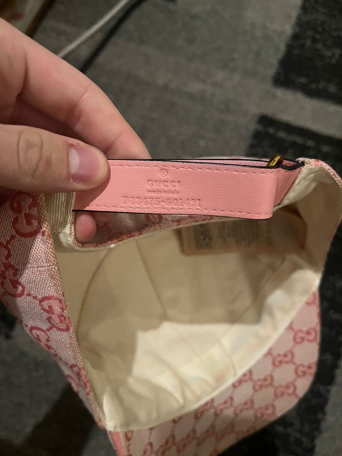 Gucci dubai roze, Enlèvement, Rose