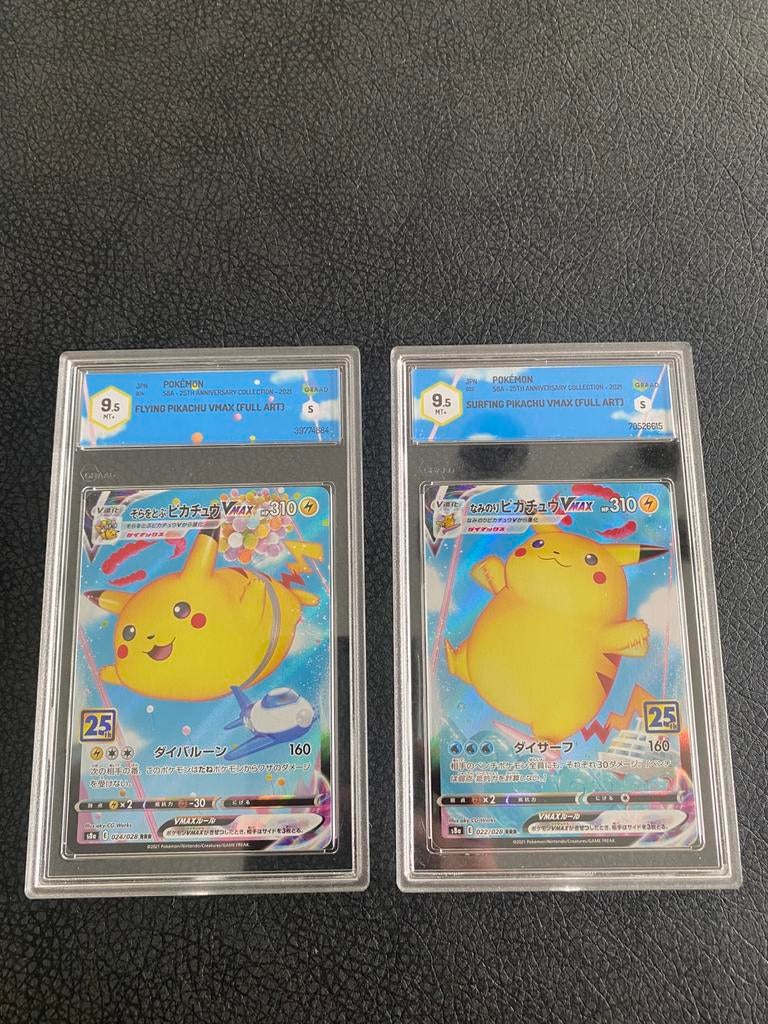 Pokémon 2 graded cards, 25th annivesary Pikachu Vmax, Ophalen, Zo goed als nieuw