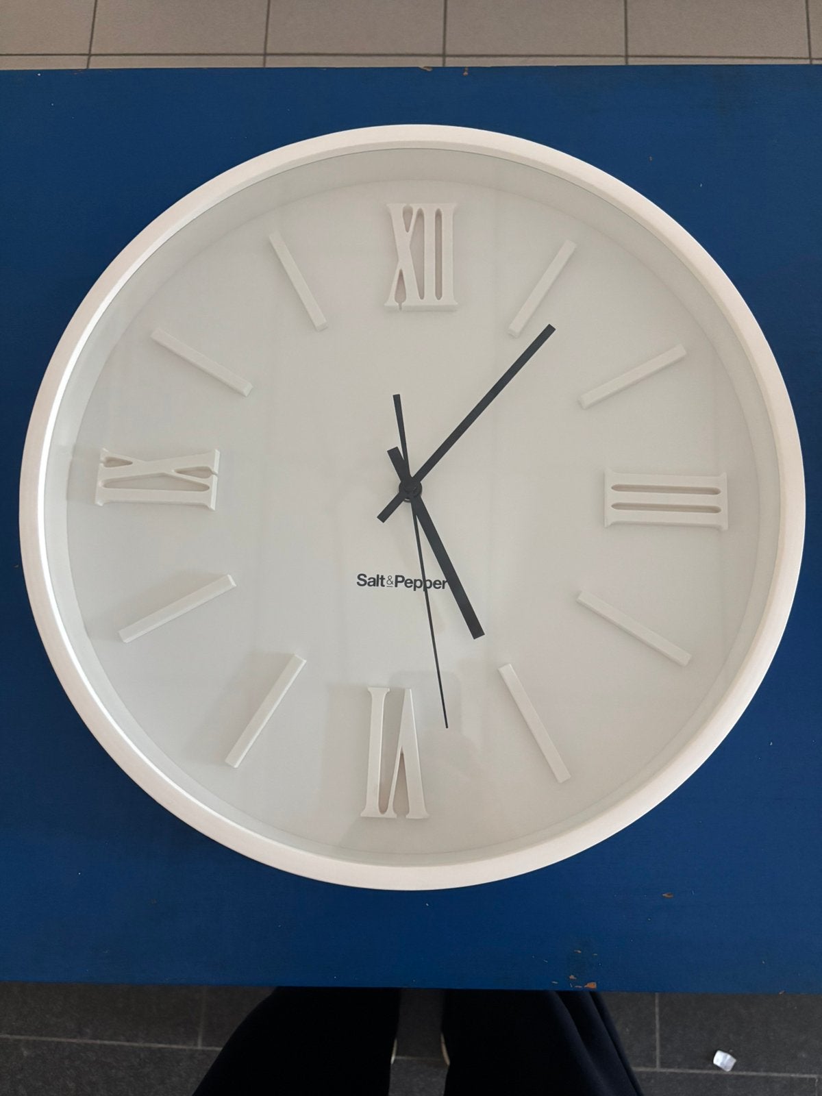 Klok S&P, wit, 40cm doorsnede, Huis en Inrichting, Ophalen, Zo goed als nieuw, Wit