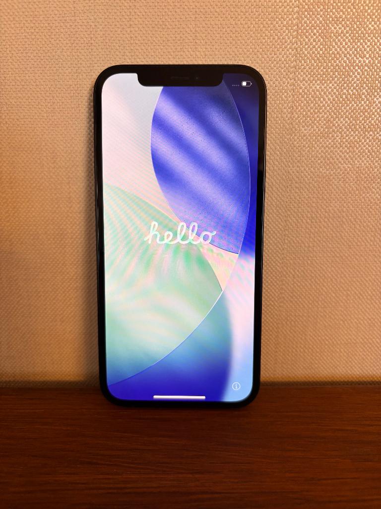 Zwarte iPhone 12 (64 GB) met flip cover, 80 %, Gebruikt, Zwart, Ophalen of Verzenden