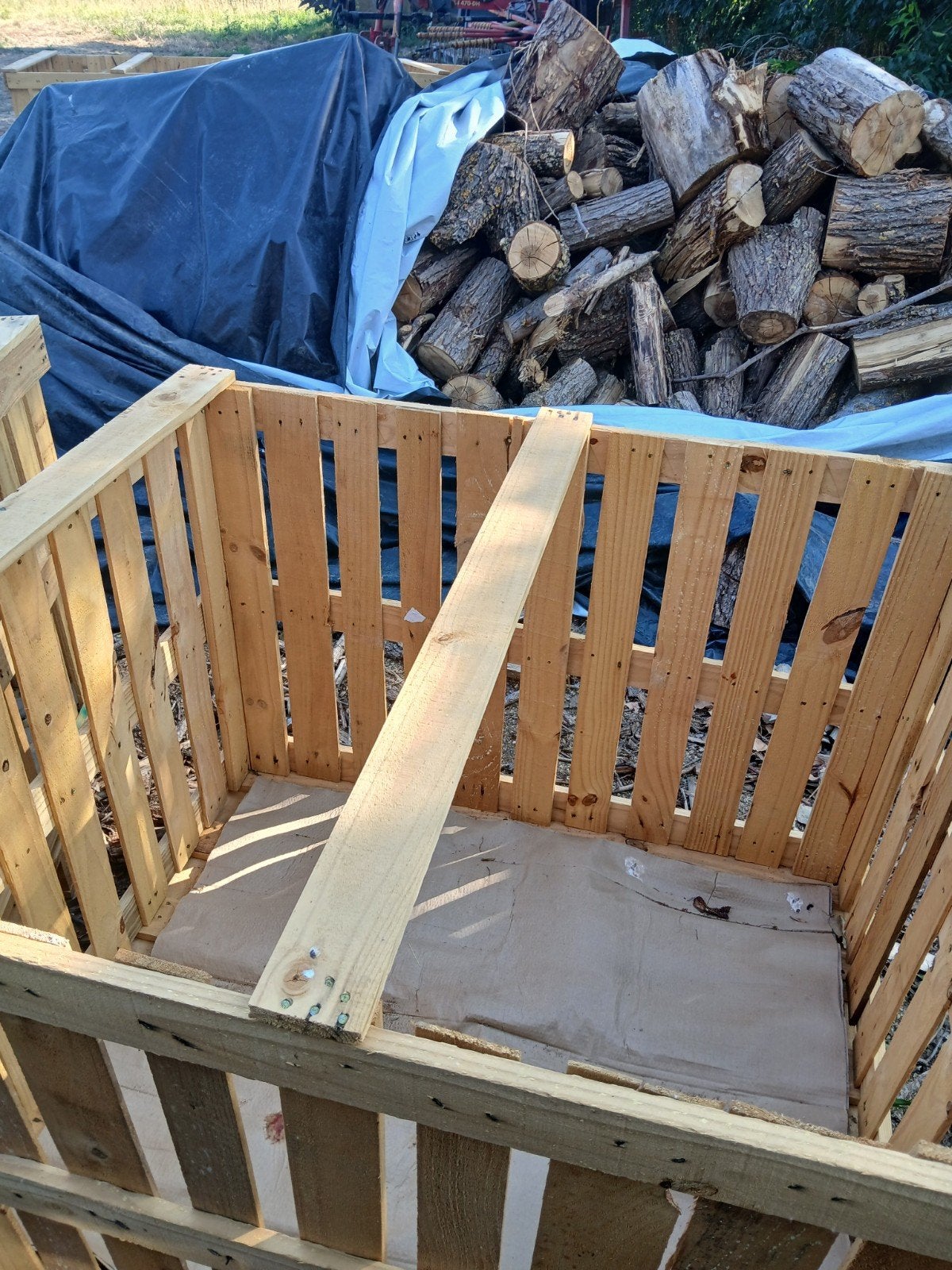 Lege houten bakken, Ophalen