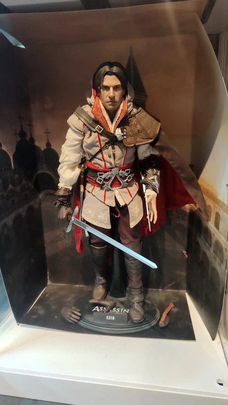 Hottoys Ezio Auditore Assassin's Creed met 1/6 figuren, Verzamelen, Beelden en Beeldjes, Ophalen of Verzenden, Gebruikt