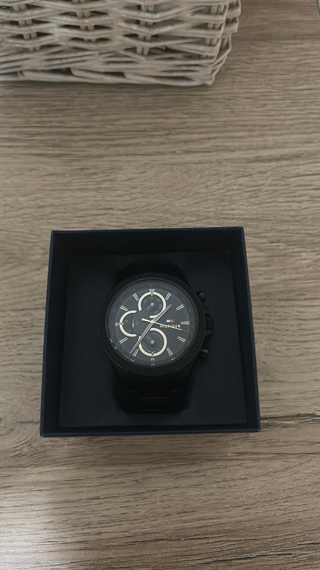 Zwarte Tommy Hilfiger horloge, Handtassen en Accessoires, Staal, Staal, Polshorloge, Zo goed als nieuw