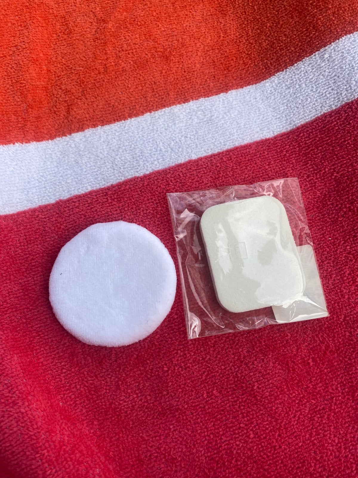 Lot de 2 éponges houpette à maquillage, Bijoux, Sacs & Beauté, Neuf, Enlèvement ou Envoi, Tout le visage, Accessoires