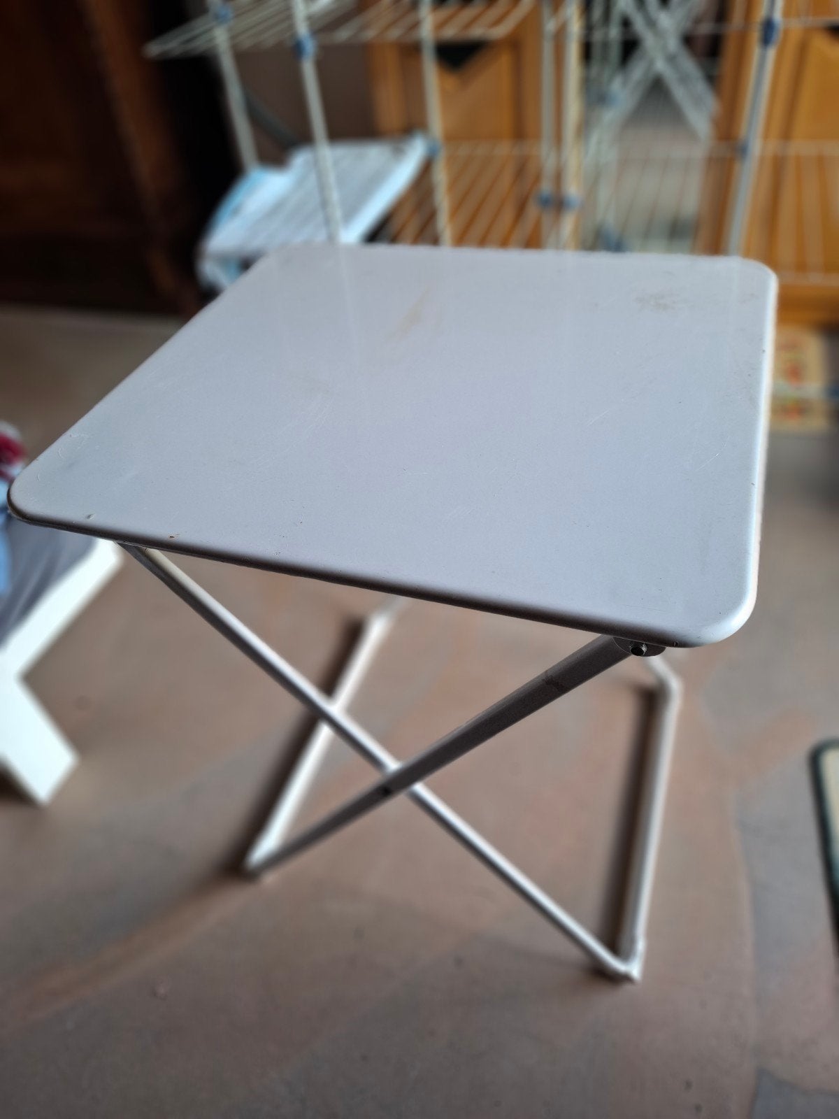 Witte opvouwbare bijzettafel / kampeertafel (metaal), Ophalen