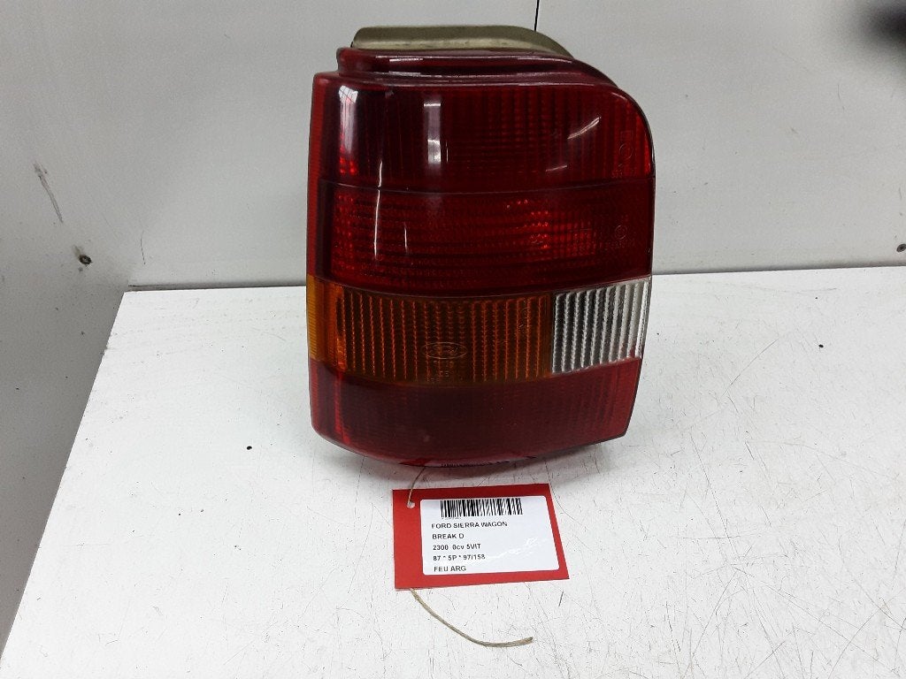 FEU ARRIÈRE GAUCHE Ford Sierra II (83BG3N004), Autos : Pièces & Accessoires, Mevr. I. Hauben, Rue de l'Espoir 34 34
4030  GRIVEGNÉE, BE