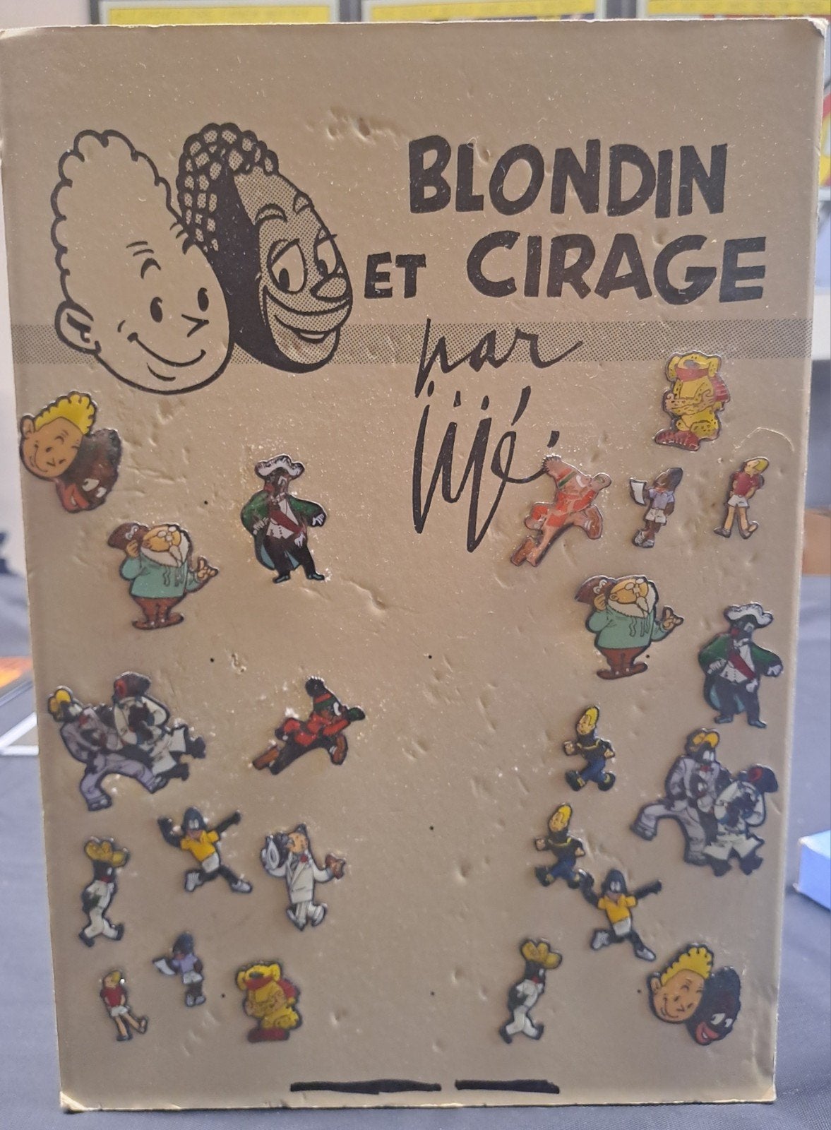 Presentatiebord met pins van Blondie en Blinkie, Ophalen of Verzenden