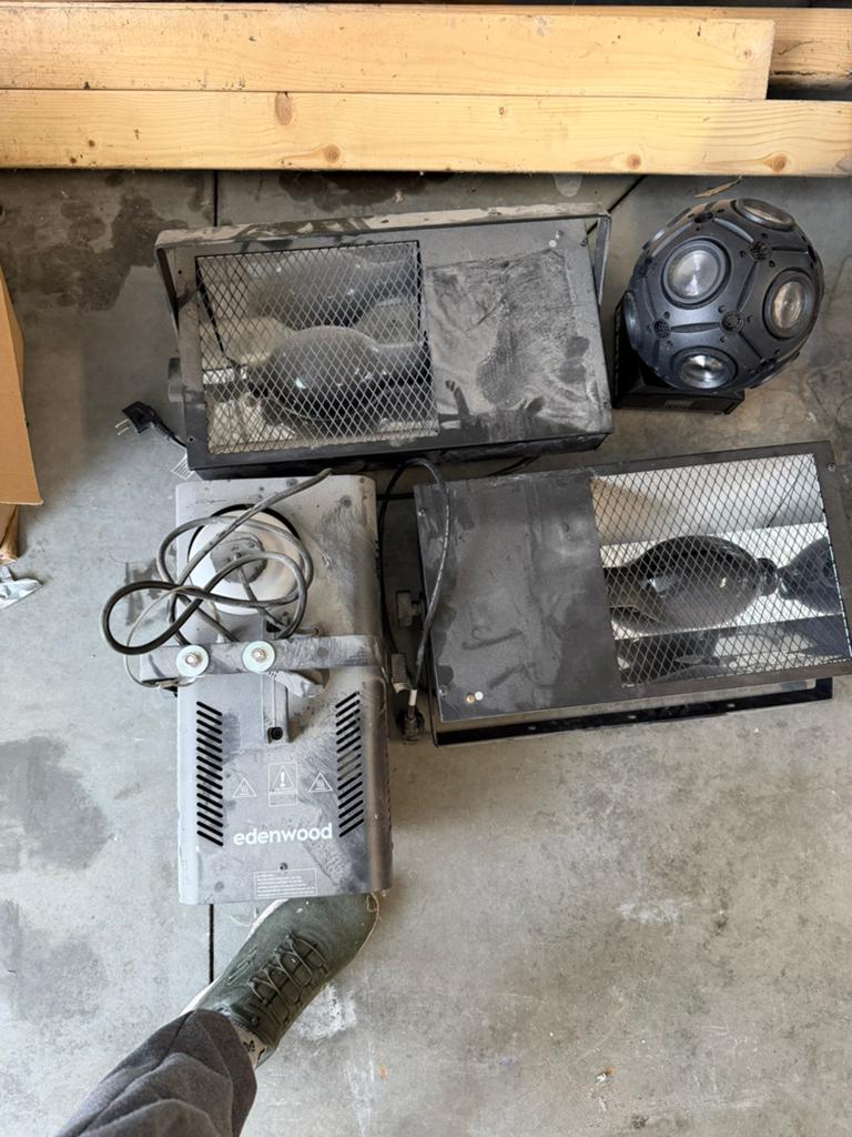 Te koop 2 blacklights , 1rookmachine , moving ball, Ophalen, Gebruikt