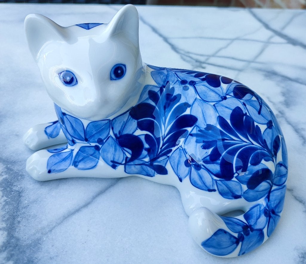 Grand chat couché. Porcelaine, peint à la main, Enlèvement ou Envoi, Comme neuf, Animal