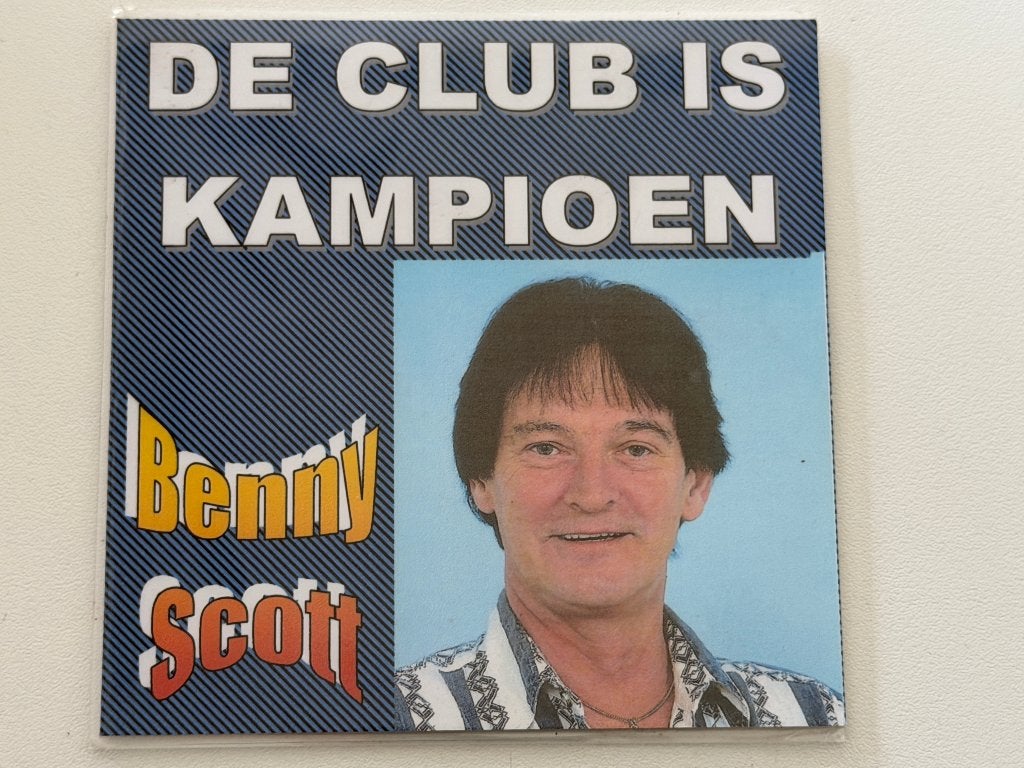 Benny Scott – De Club Is Kampioen (CDr Single), CD & DVD, CD | Néerlandophone, Enlèvement ou Envoi, Utilisé, Musique de fête, Single