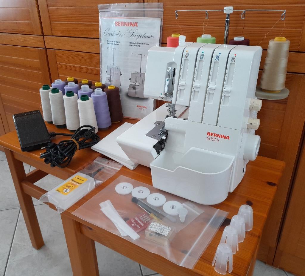 Bernina 800DL overlock naaimachine, Hobby & Loisirs créatifs, Machines à coudre & Accessoires, Comme neuf, Surjeteuse, Bernina