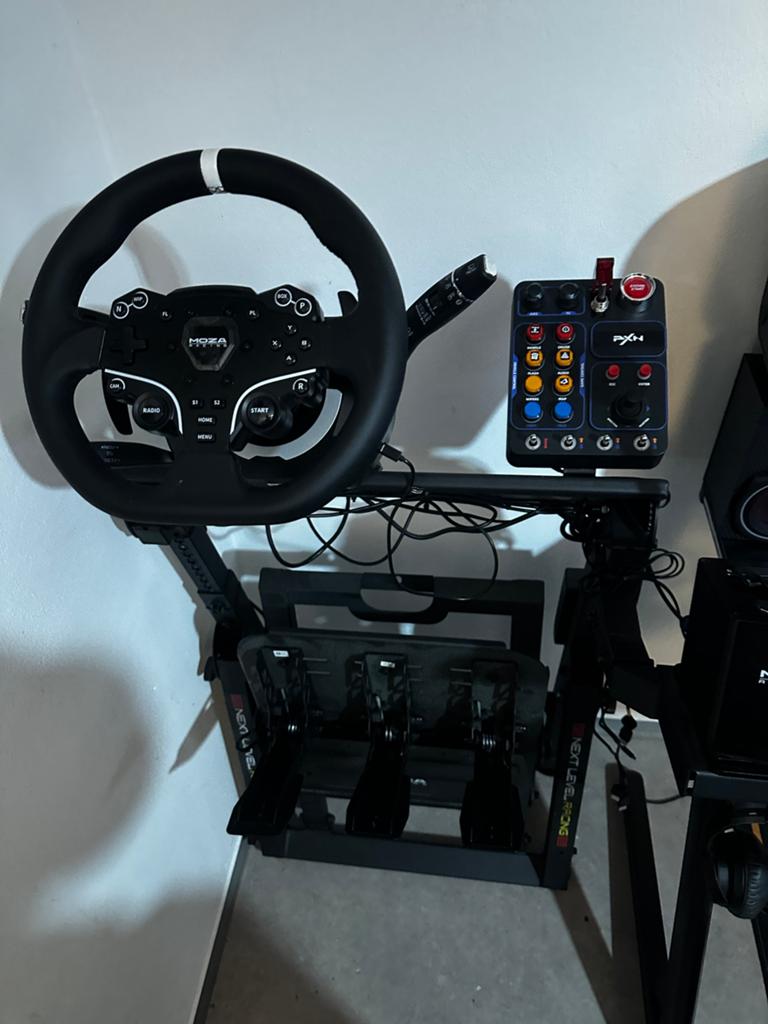 MOZA R5 Simulator, Games en Spelcomputers, Spelcomputers | Overige Accessoires, Zo goed als nieuw, Adapter, Moza, RGB verlichting