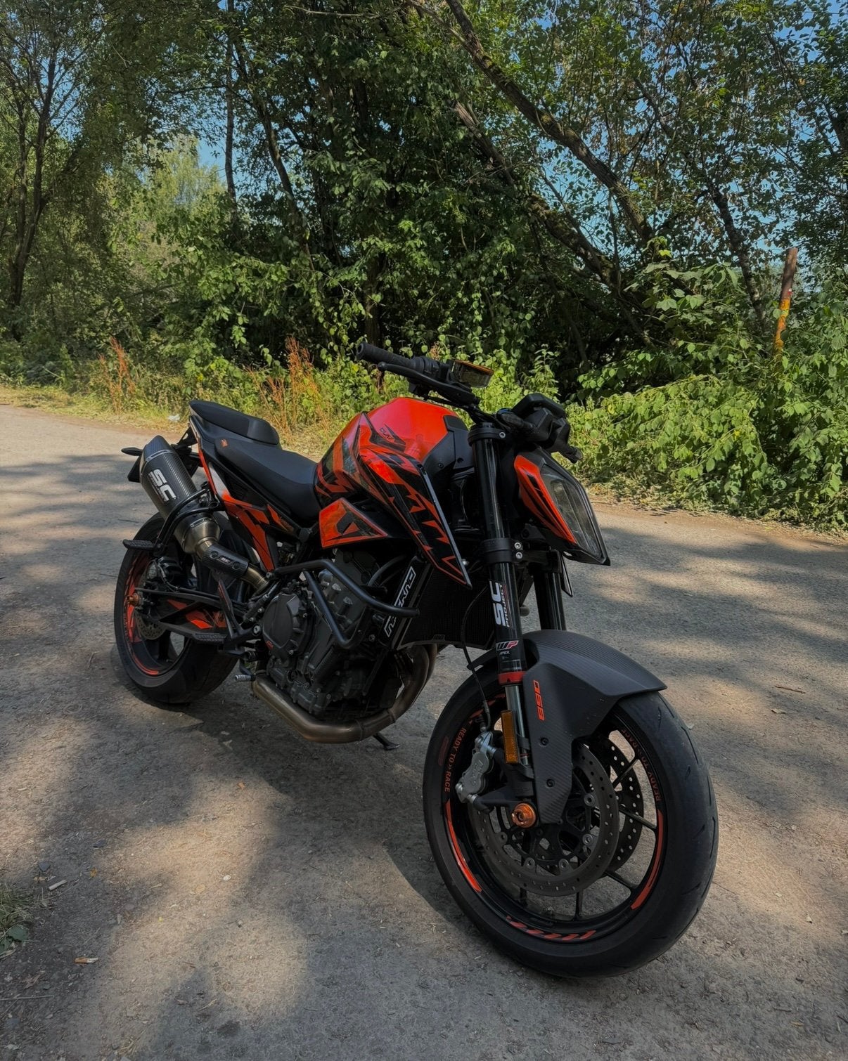 890 Duke A2, Particulier