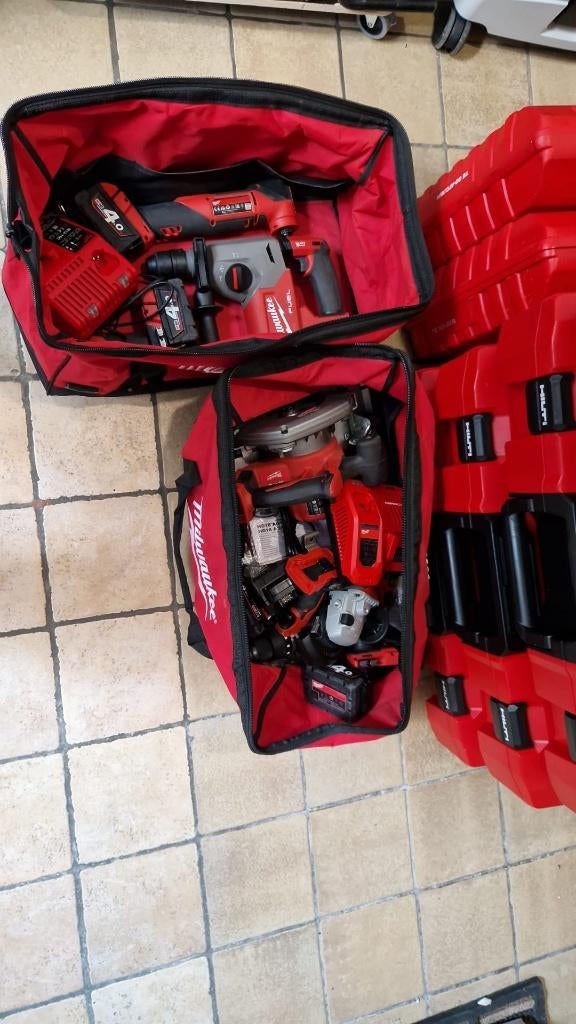 8-delige machinekit in 2X zak, 6 batterijen + 2 laders, Ophalen, Zo goed als nieuw