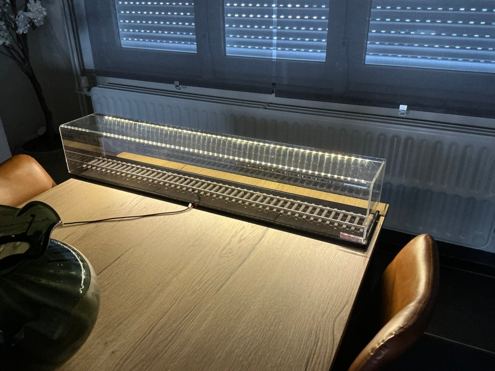 Spoor 1 vitrine let licht, Hobby en Vrije tijd, Modeltreinen | Overige schalen, Ophalen, Nieuw