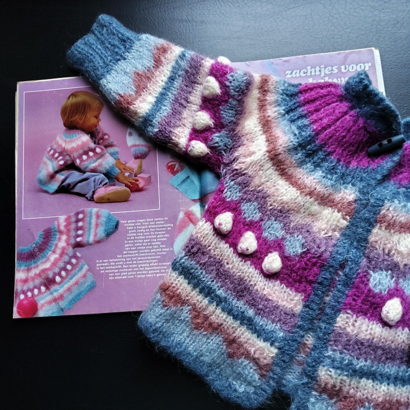 Handgebreid kindergilet met bijhorend tijdschrift., Enfants & Bébés, Vêtements enfant | Autre, Enlèvement ou Envoi