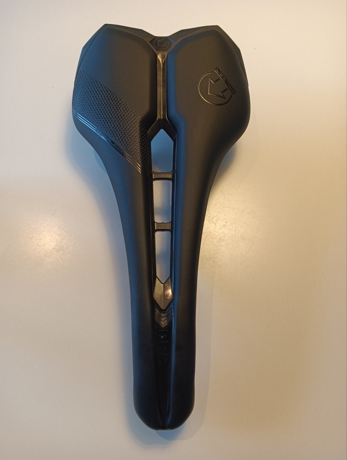 zadel pro falcon performance 132mm, Fietsen en Brommers, Ophalen, Zadel