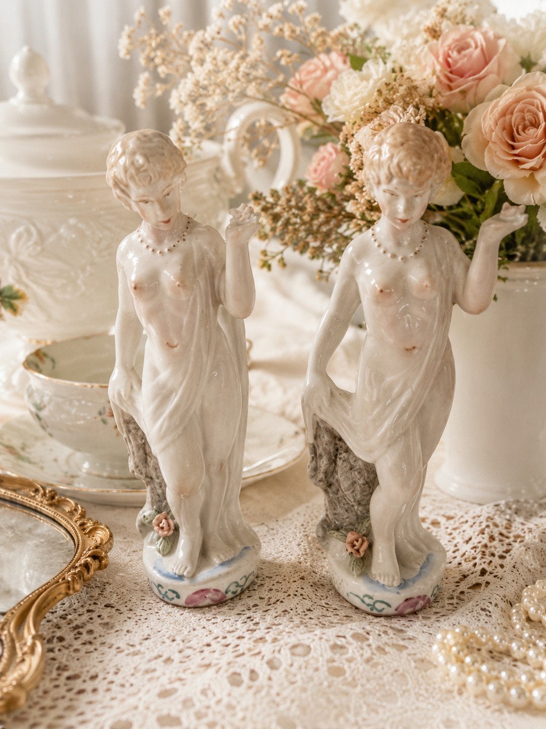Duo de Déesses en Porcelaine – Élégance & Charme Intemporel, Enlèvement ou Envoi