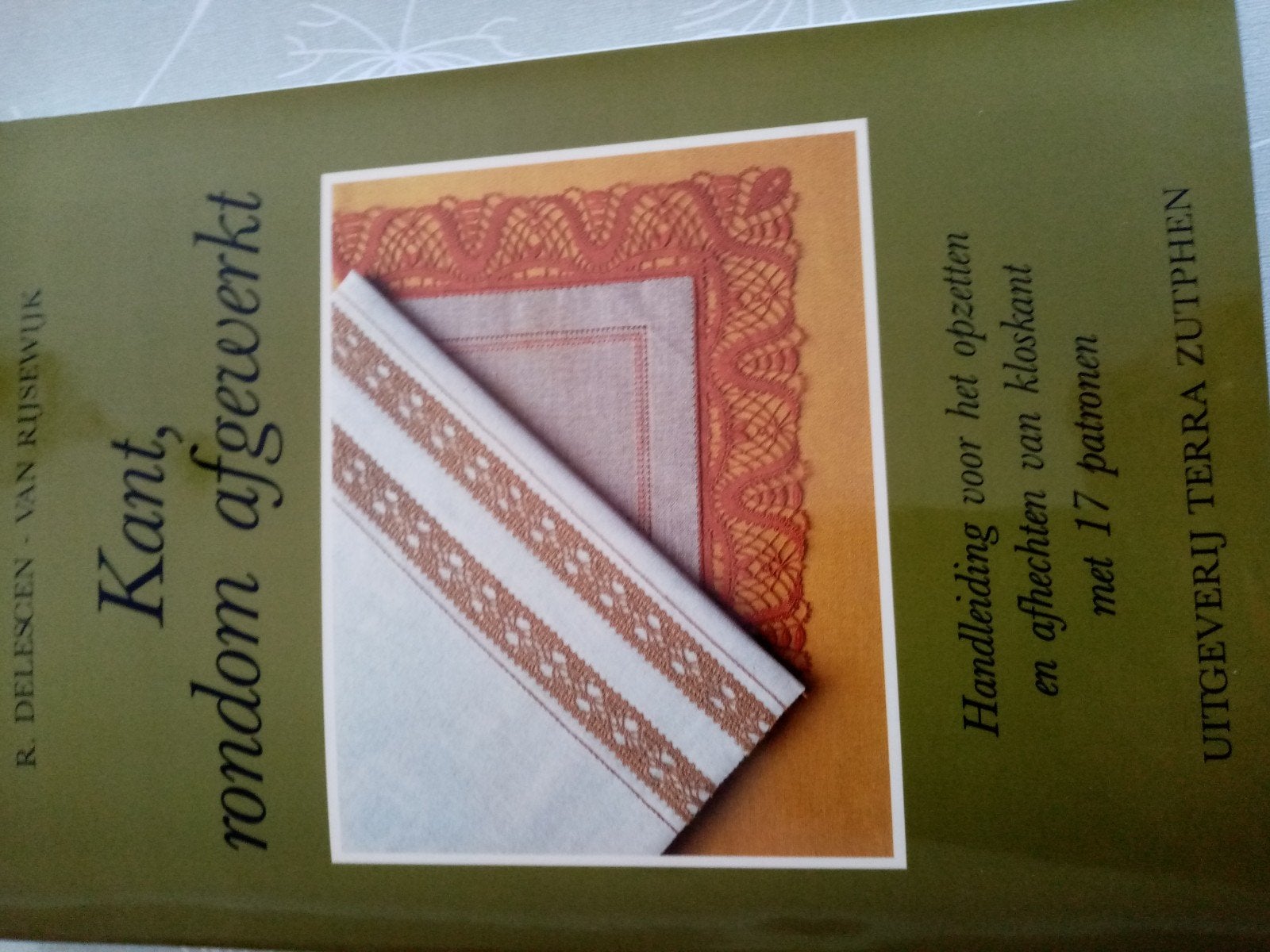 Kant boek rondom afgewerkt met 17 patronen. voor 7€, Hobby & Loisirs créatifs, Dentelle, Enlèvement, Patrons