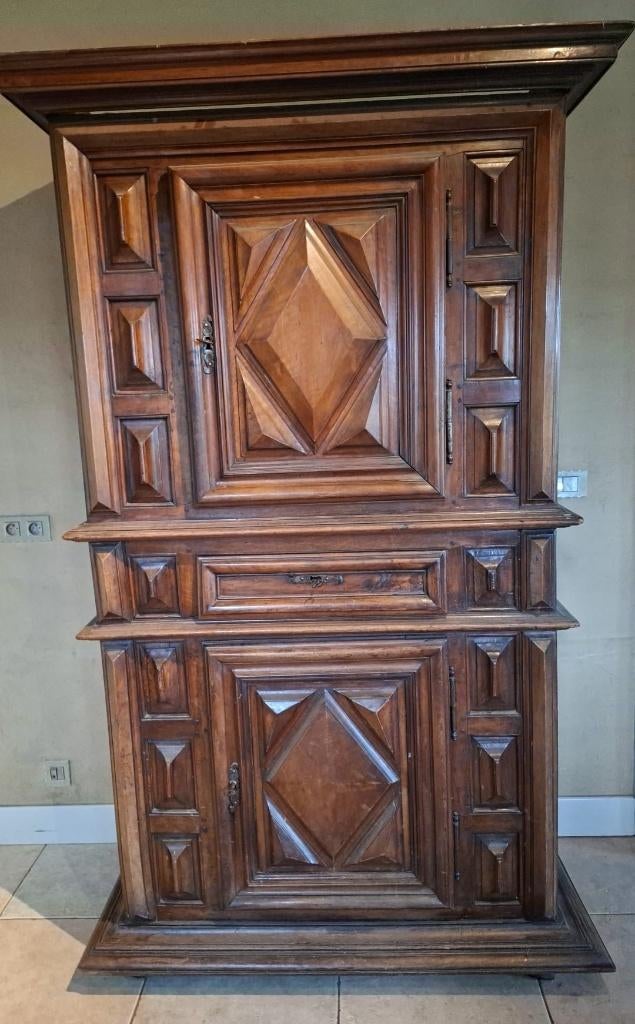 Armoire provençale en noyer du XVIIe siècle (motif losange), Antiquités & Art, Antiquités | Meubles | Armoires, Enlèvement ou Envoi