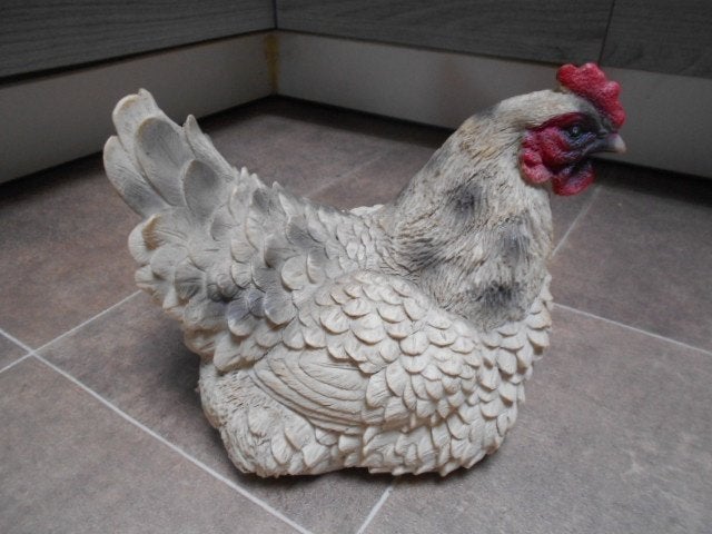 Belle image d'un poulet assis, Enlèvement ou Envoi, Comme neuf, Synthétique, Animal