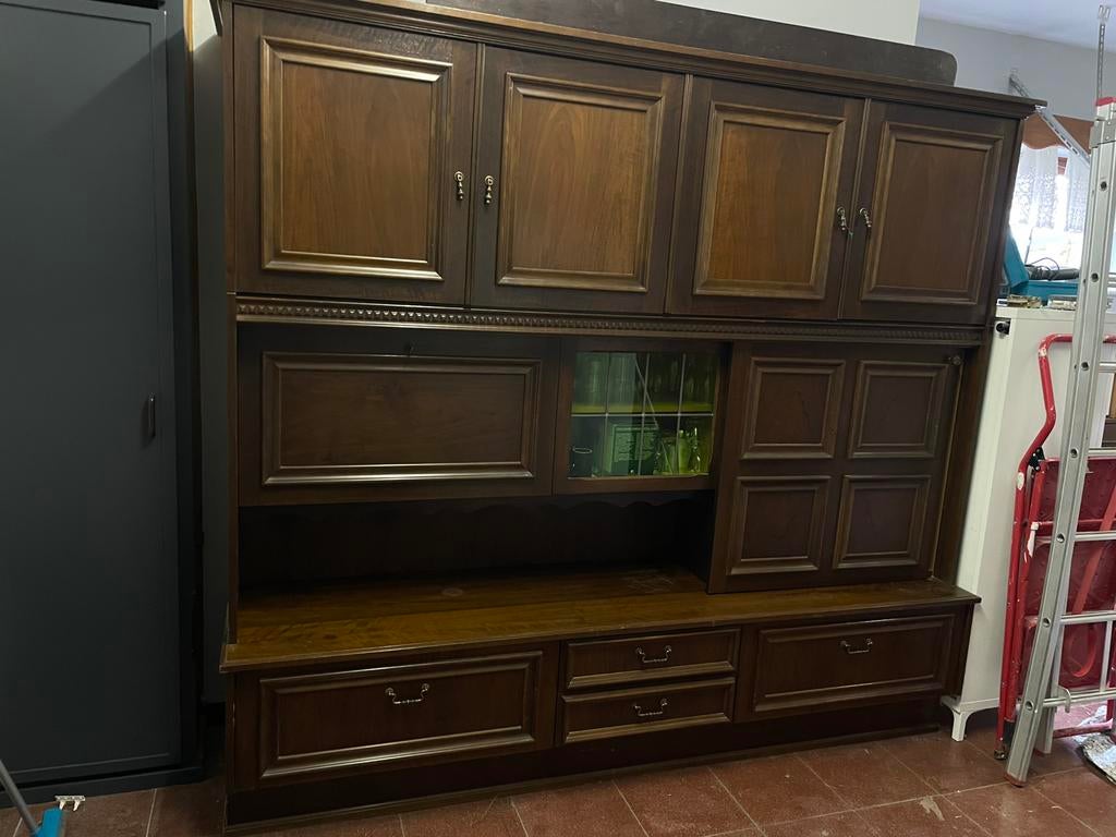 Grote houten kast, Ophalen