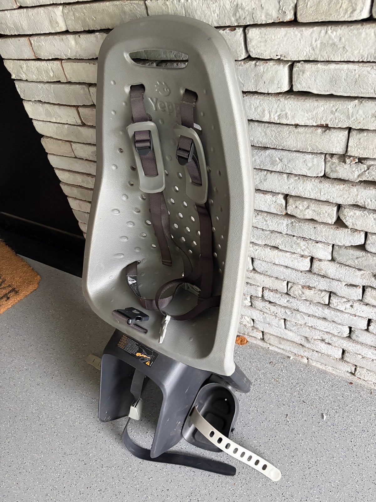 Fietsstoel + adapter bagagedrager yepp grijs goede staat, Achterzitje, Voetsteuntjes, Zo goed als nieuw, Ophalen