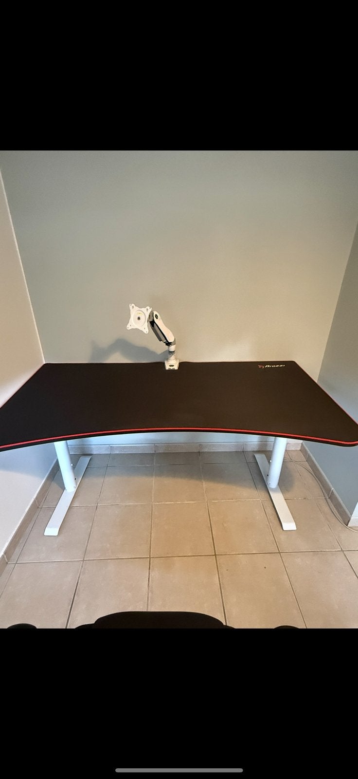 Bureau gaming : Arrozzi Arena.     Chaisse gaming : Corsaire, Divers, Accessoires de bureau, Enlèvement, Comme neuf
