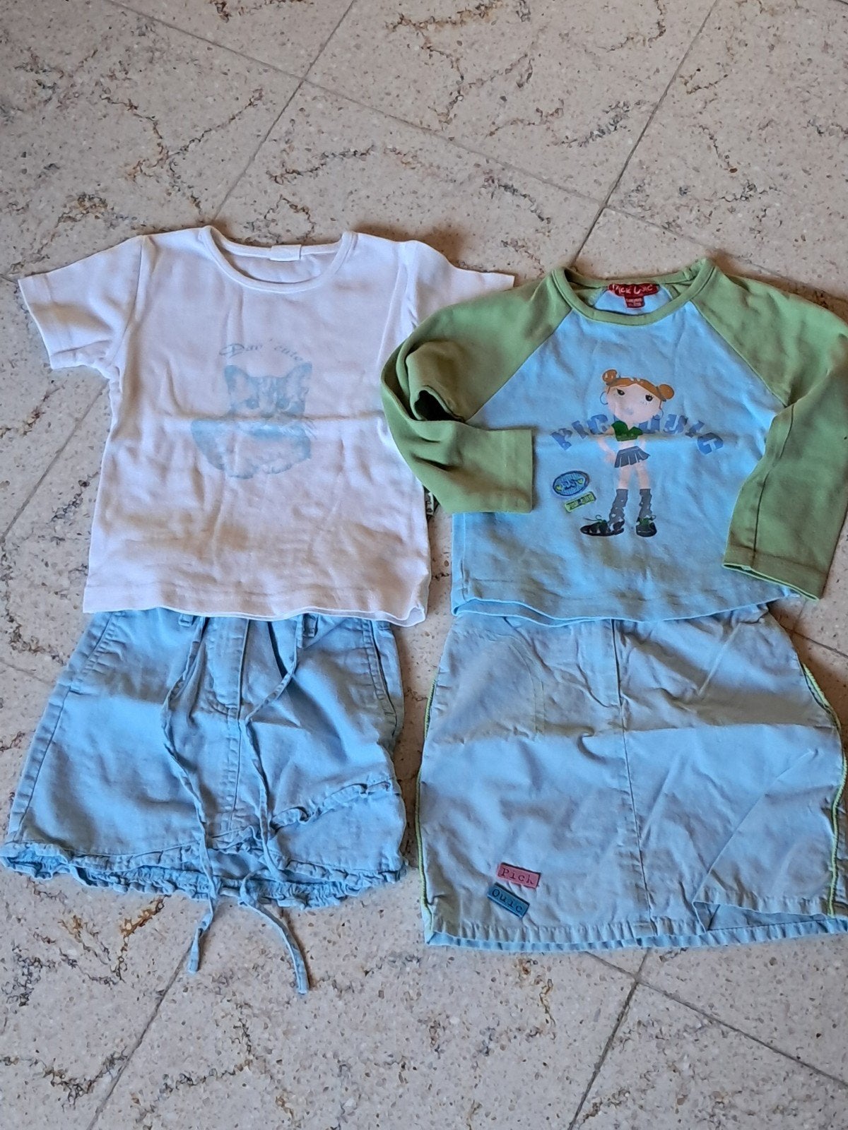 2 Ensembles jupe & t shirt  5 €, Kinderen en Baby's, Kinderkleding | Maat 98, Ophalen