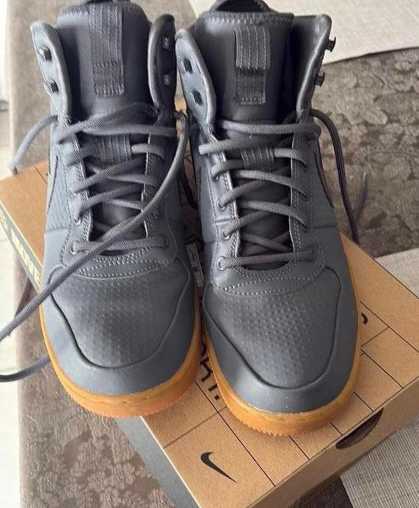 Nike hoge sneakers grijs 44, Vêtements | Hommes, Chaussures, Enlèvement ou Envoi, Autres couleurs, Comme neuf, Chaussures de sport