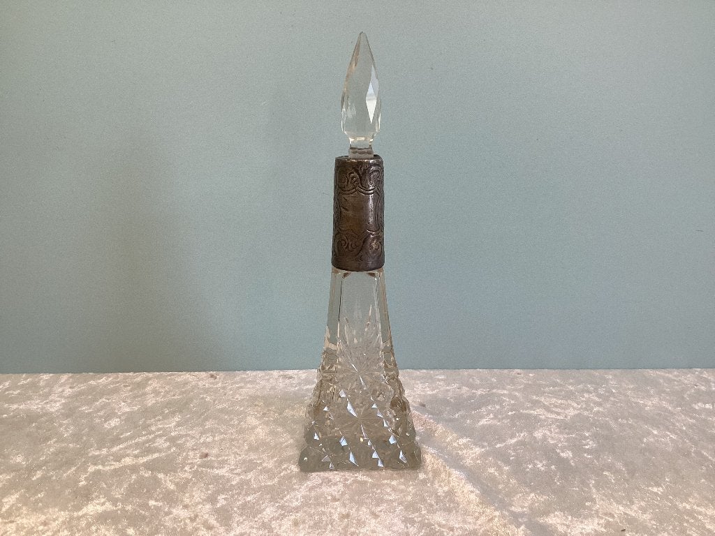 Parfumflakon in kristal pyramide. AG260/a., Ophalen