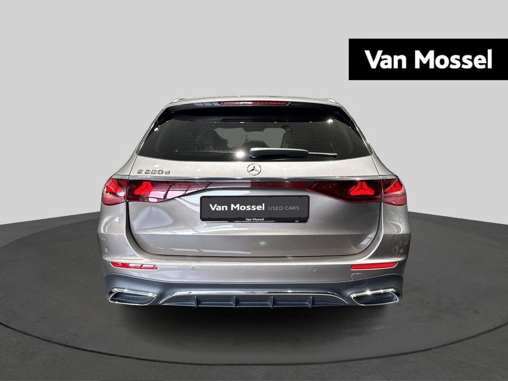 Mercedes-Benz E 220 d AMG Line Estate + SUPERSCREEN + PANO +, Auto's, Mercedes-Benz, 197 pk, Gebruikt, Beige, 4 cilinders