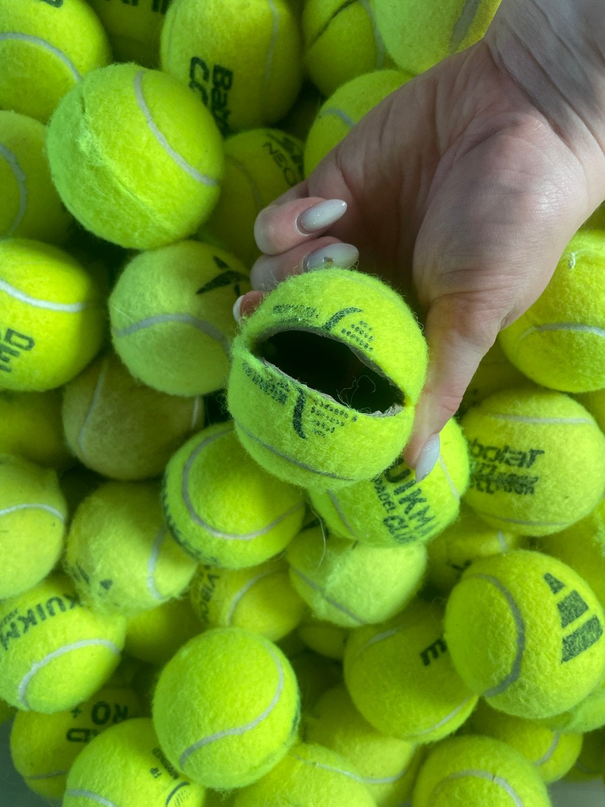 Gratis kapotte tennisballen, Dieren en Toebehoren, Ophalen, Zo goed als nieuw