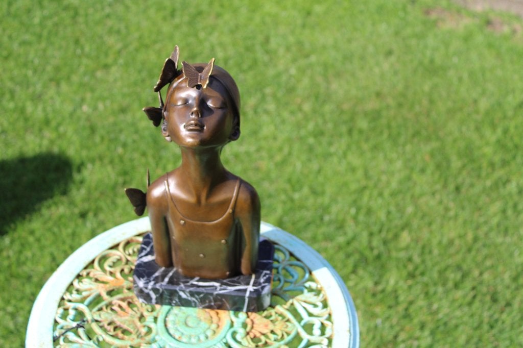 la fille aux papillons en bronze signé : COLLET, Enlèvement ou Envoi, Bronze