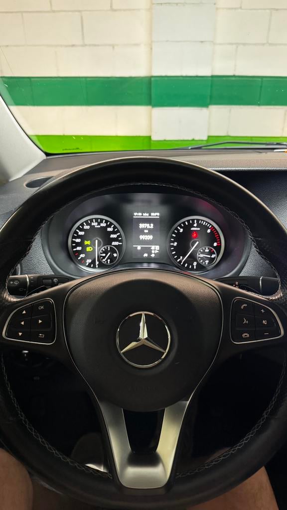 Mercedes, Autos, 8 places, Entretenue par le concessionnaire, Noir, 120 kW