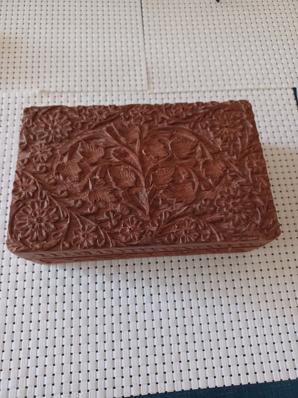 Boîte rectangulaire vintage en bois massif sculpté main, Enlèvement