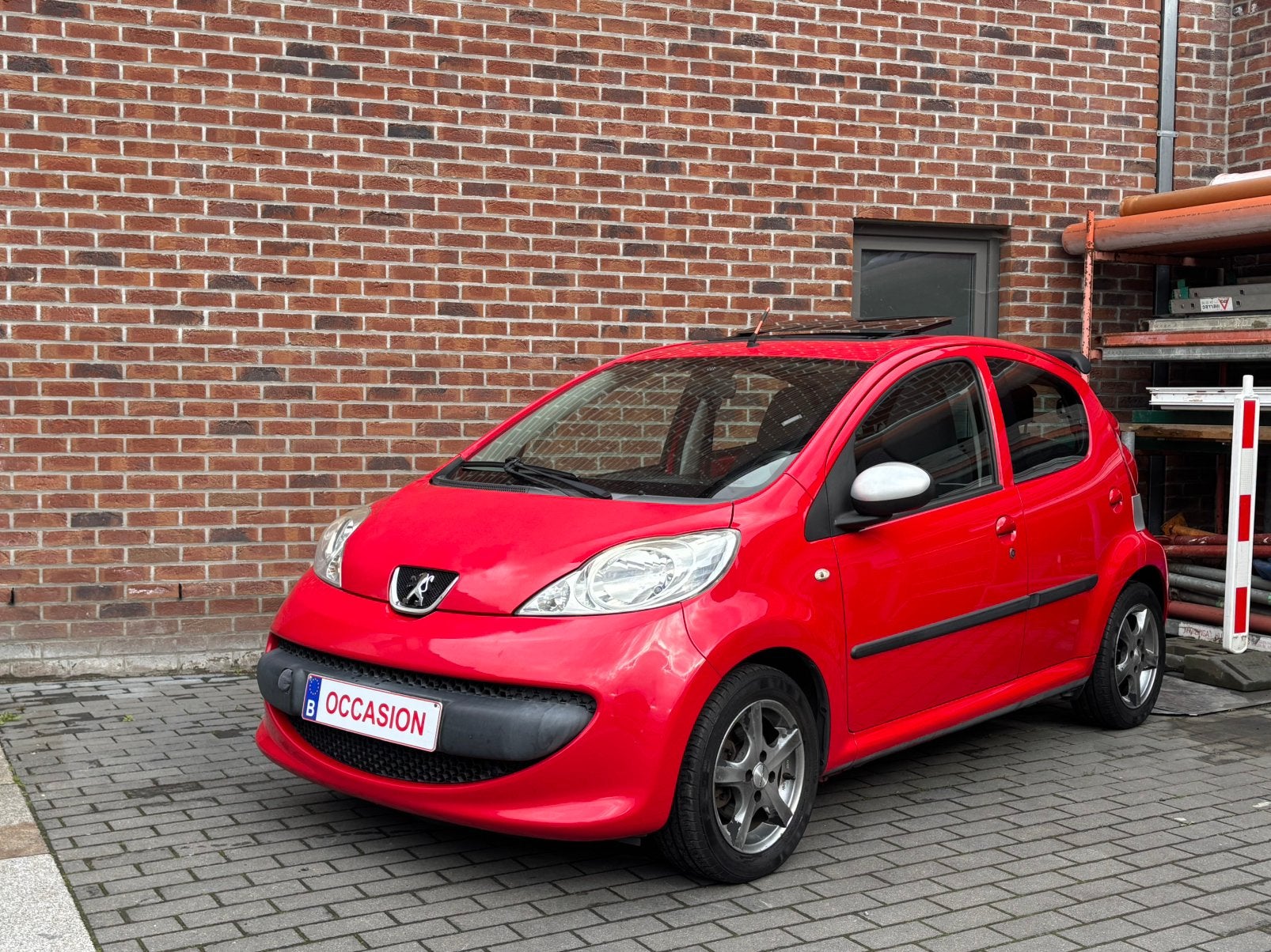 Peugeot 107 1.0i - Airco - Schuifdak - Carplay - Camera, Voorwielaandrijving, Stof, 50 kW, Zwart