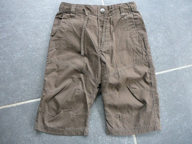 splinternieuwe bruine short, Kinderen en Baby's, Kinderkleding | Maat 116, Ophalen of Verzenden, Nieuw, Jongen, Broek