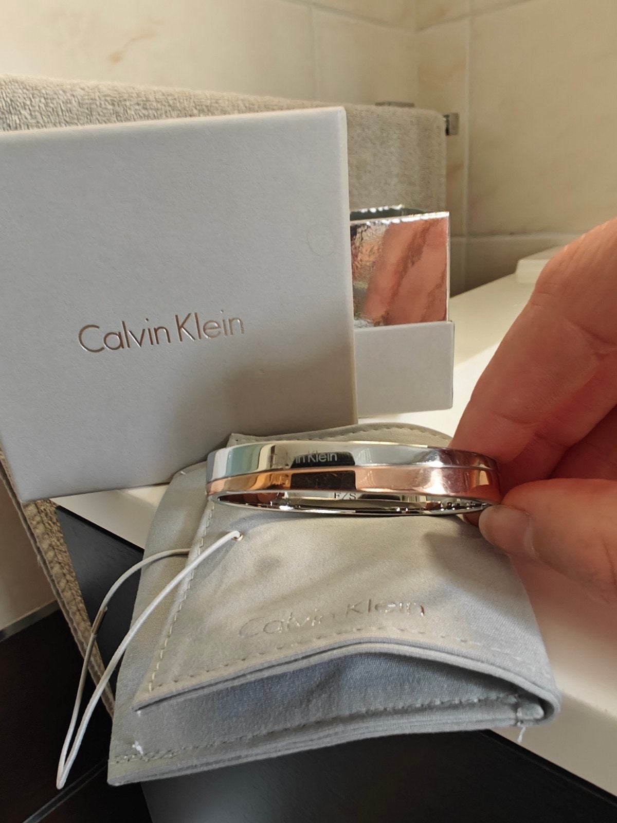 Bracelet jonc bicolore Calvin Klein, Bijoux, Sacs & Beauté, Enlèvement ou Envoi, 18 à 19, Comme neuf, Femme