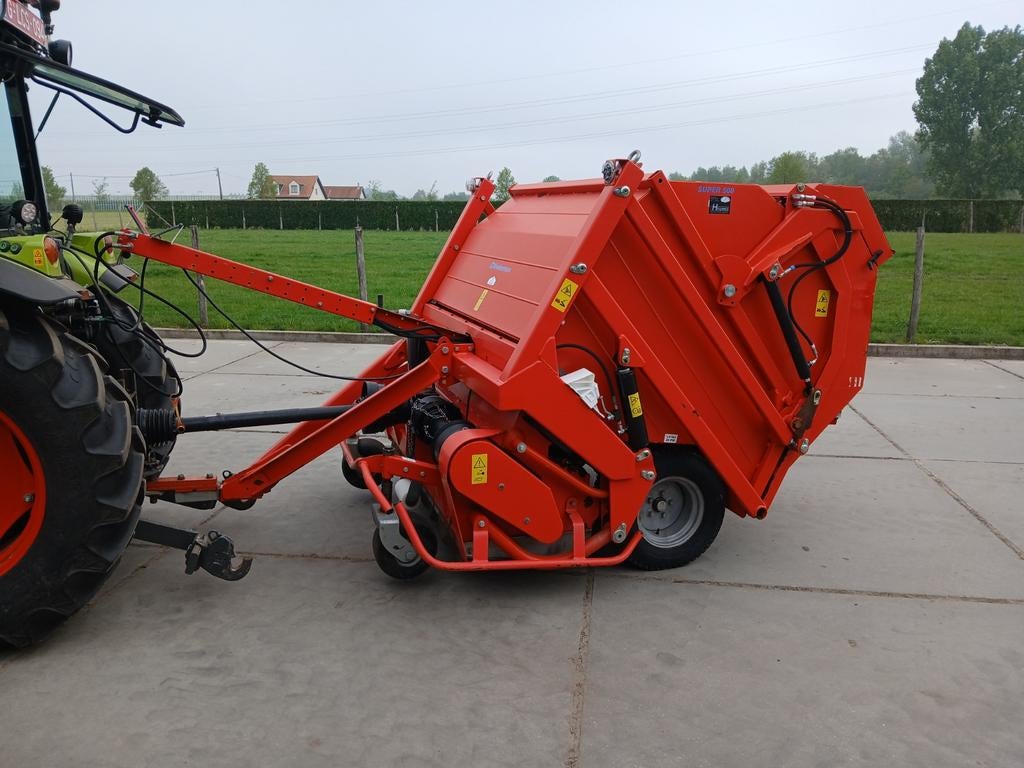 Klepelmaaier/opvangbak/verticuteer machine/hooglosser, Ophalen