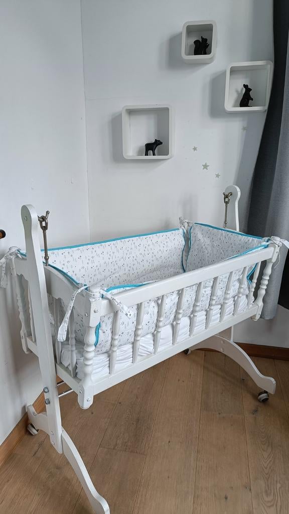 Berceau ancien + parure, Enfants & Bébés, Enlèvement, Lit