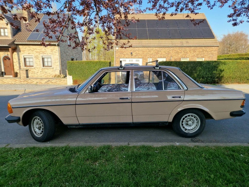 Mercedes 200D (177000 Km REELS), 4 portes, Phares directionnels, Boîte manuelle, Mercedes-Benz