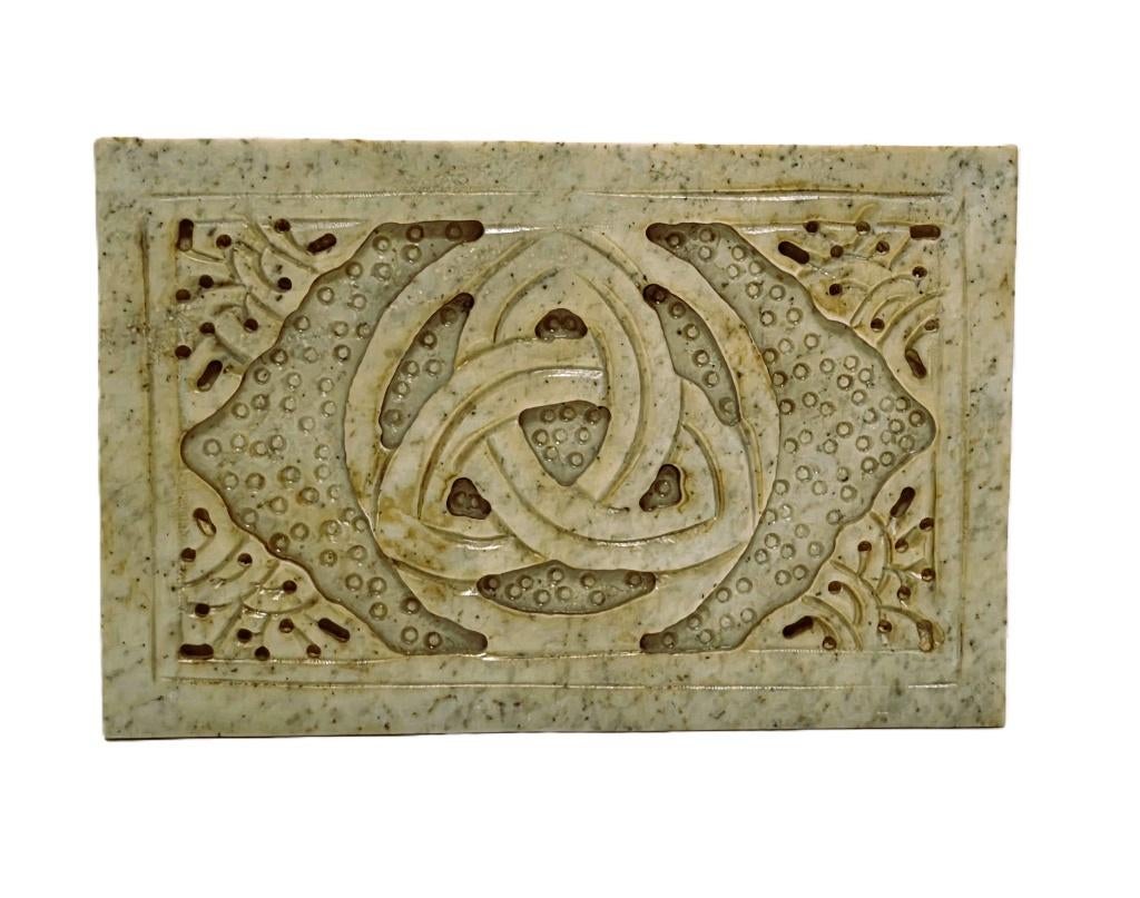 Kistje in steen met Keltische snijwerk motieven., Ophalen of Verzenden